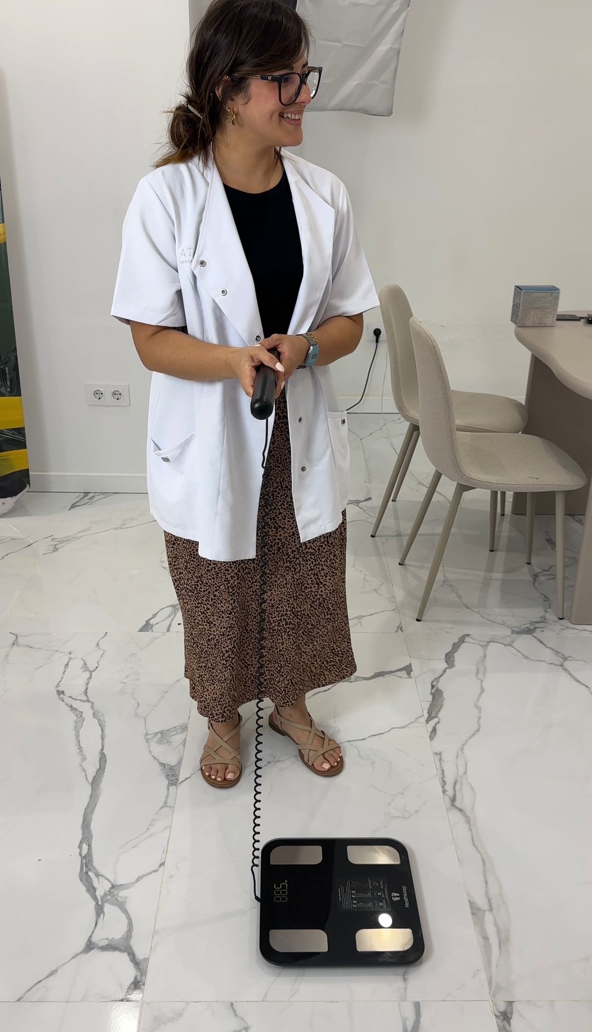 Dra. Sinead Martínez en consulta con un equipo de bioimpedancia